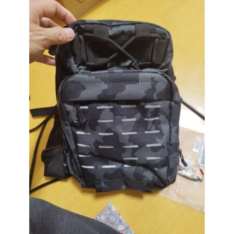 Sac à bandoulière tactique taille moyenne découpe laser MOLLE photo review