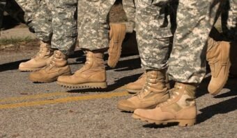 Comment les bottes de combat doivent-elles être ajustées ?
