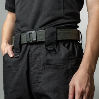 Tactical belt with automatic buckle