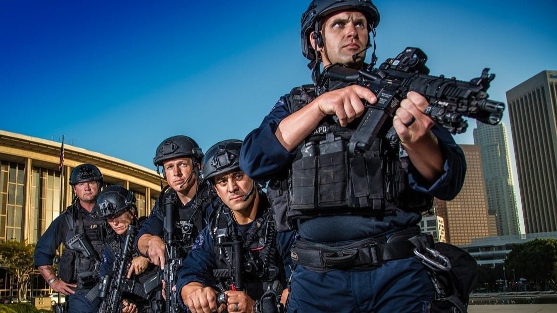 Uniforme de service bleu marine en milieu urbain