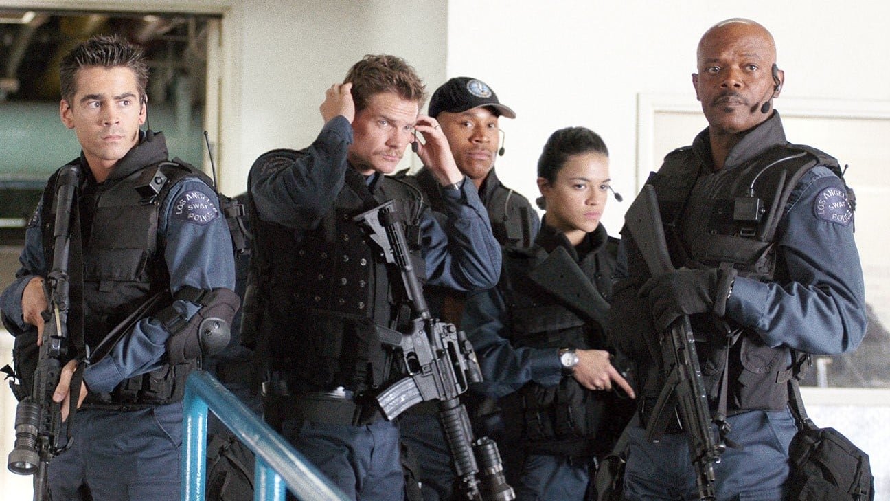 Policier en uniforme tactique bleu marine