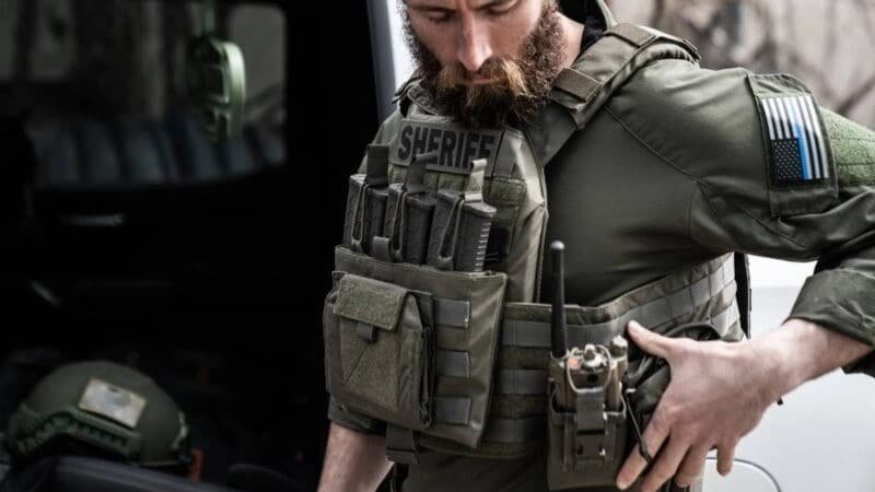 Soldat en uniforme militaire vert olive